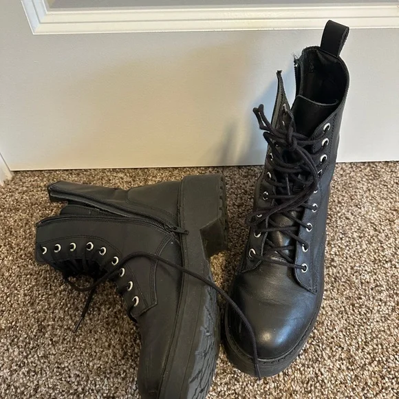 Steven Madden Women’s Combat Boot - Picture 3 of 3